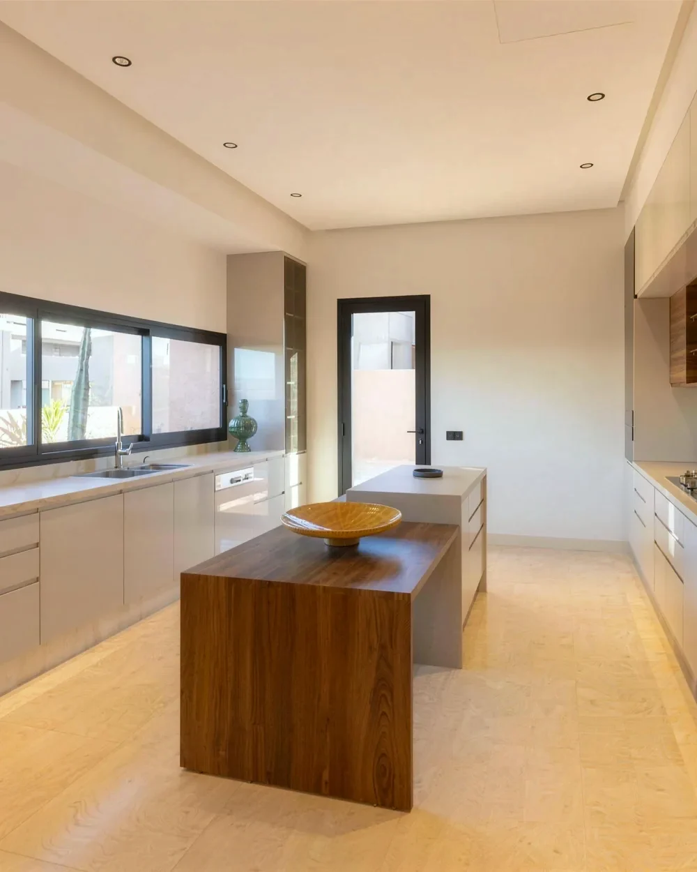 Cuisine équipée avec îlot en noyer dans la villa témoin Jnane Oum El Ghite