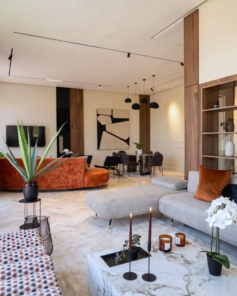 Le grand volume de réception de la villa témoin — double hauteur, canapés réunis et lumière traversante, photographié sur place
